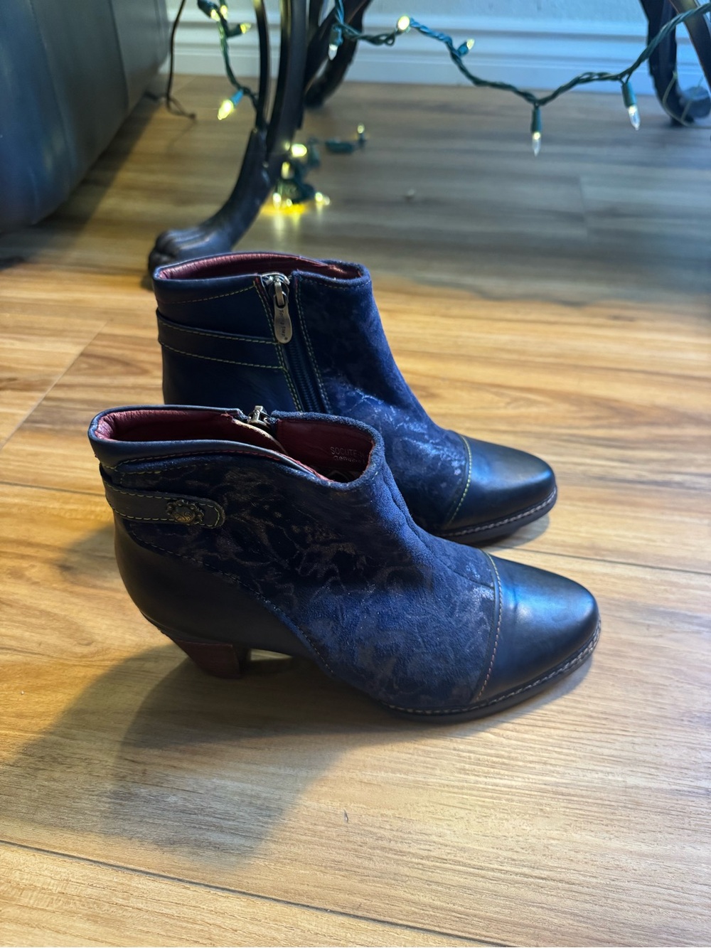 L'Artiste Leather Women's Navy Ankle Booties with Side Zip